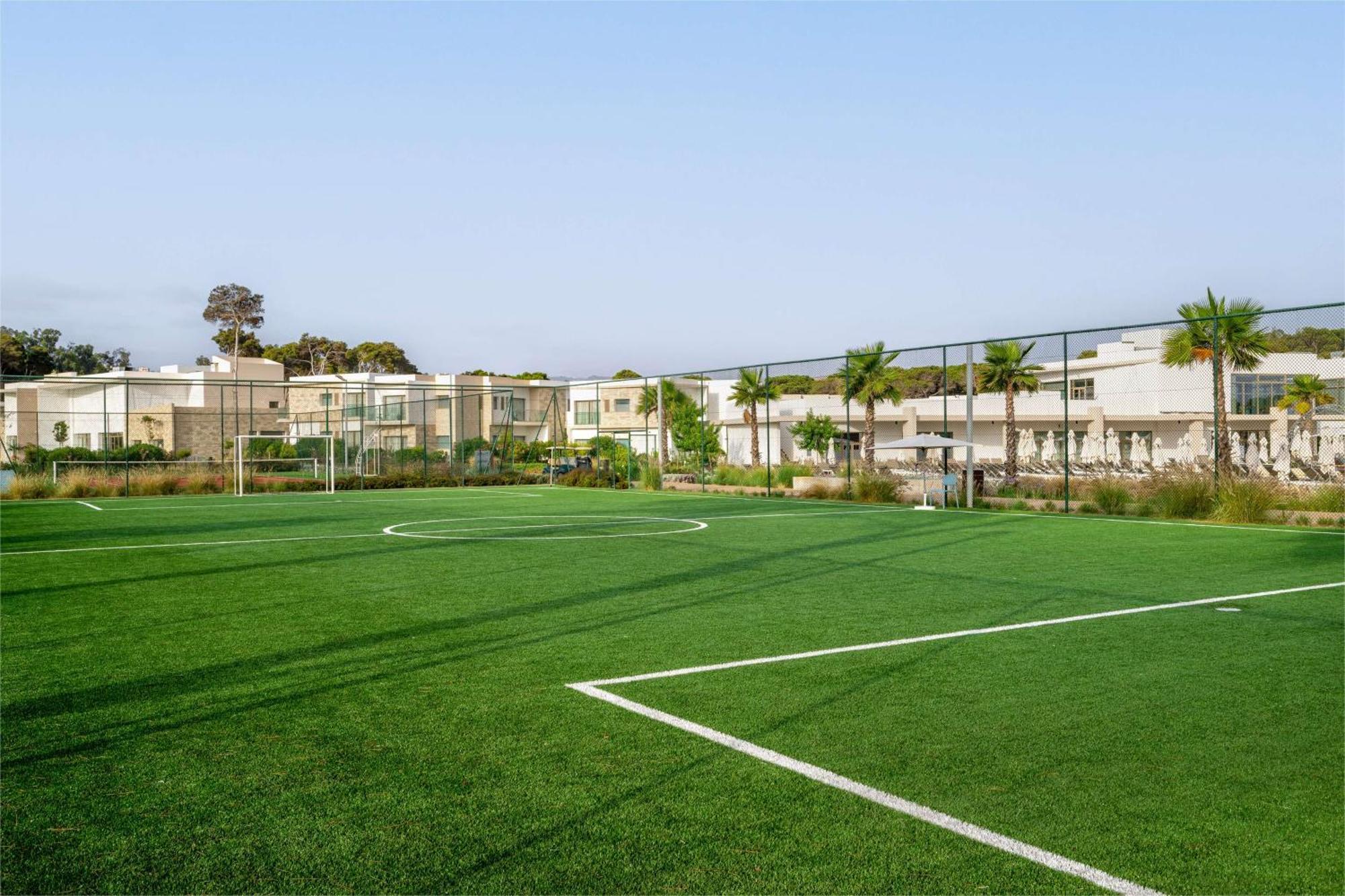 胡塞马丽笙度假村 外观 照片 The football field