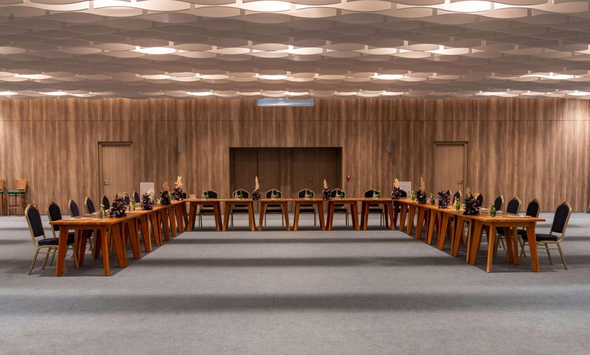 胡塞马丽笙度假村 外观 照片 The conference room of the Federal Council